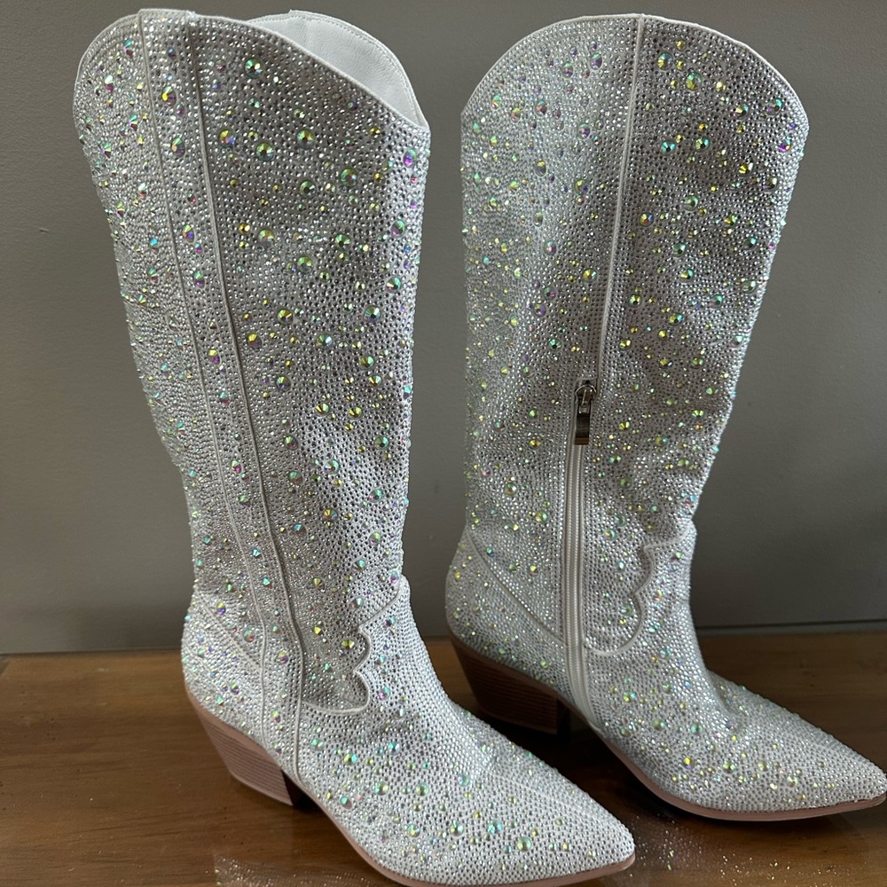 VERY SPARKLY!!!
Elegant White Rhinestone Women's Boots